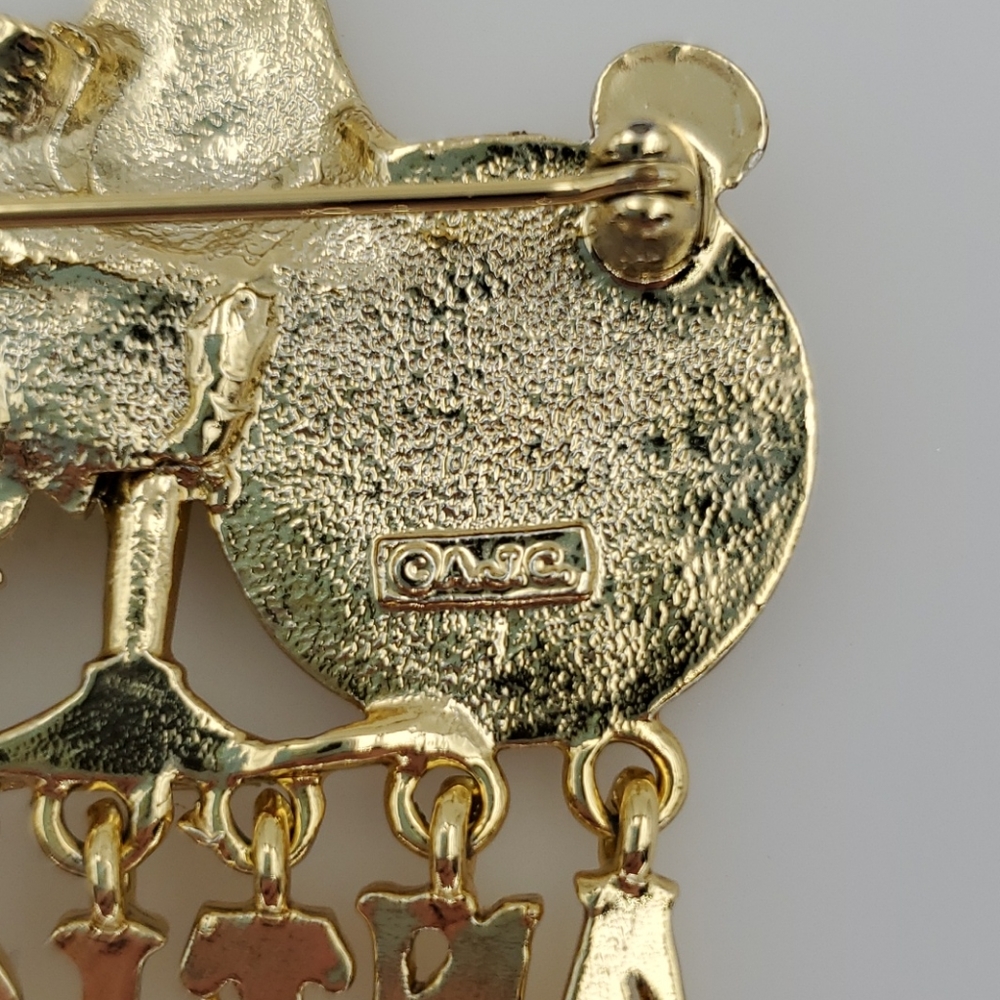 AJC Gold Tone ANTIQUES Brooch - Picture 3 of 6
